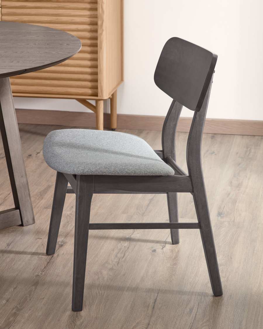 Selia chair in solid rubber wood, ash veneer and light grey upholstery