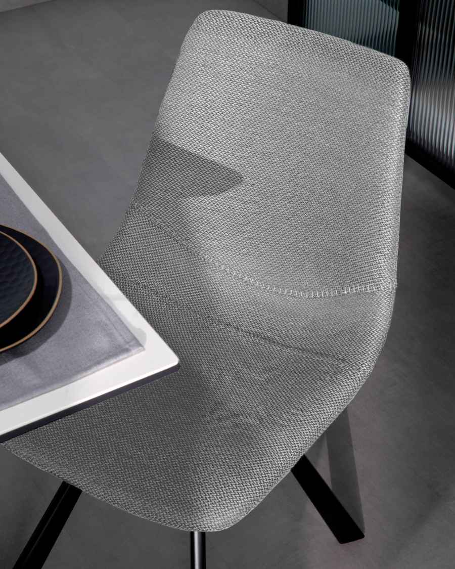 Silla Alve gris claro y patas de acero con acabado negro