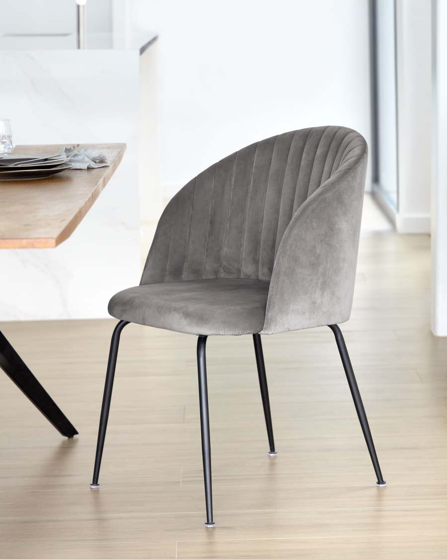 Sedia Lumina in velluto grigio chiaro con gambe in metallo con finiture nere