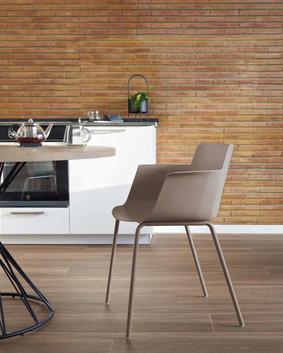 Hannia stoel bruin met armleuningen  en bruin stalen poten