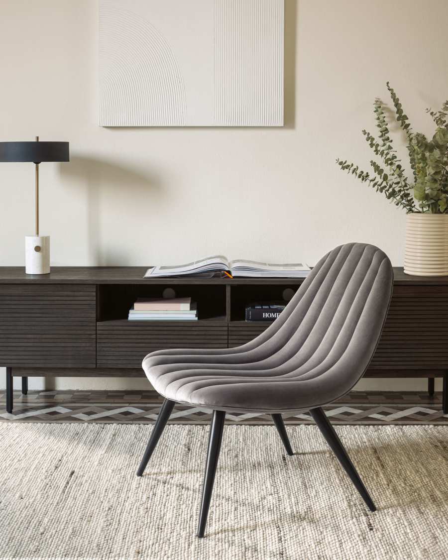 Sedia Marlene in velluto grigio con gambe in metallo con finiture nere