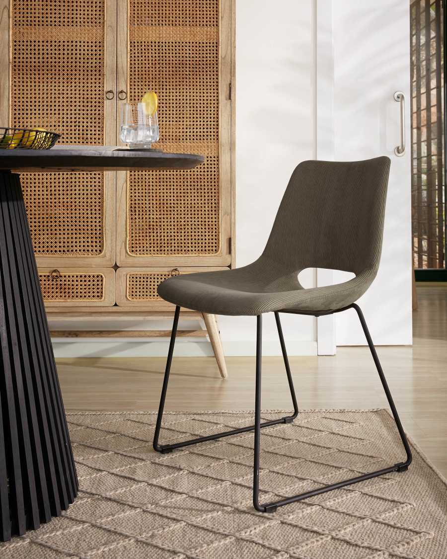 Sedia Zahara in velluto a coste grigio e gambe in acciaio finitura nera