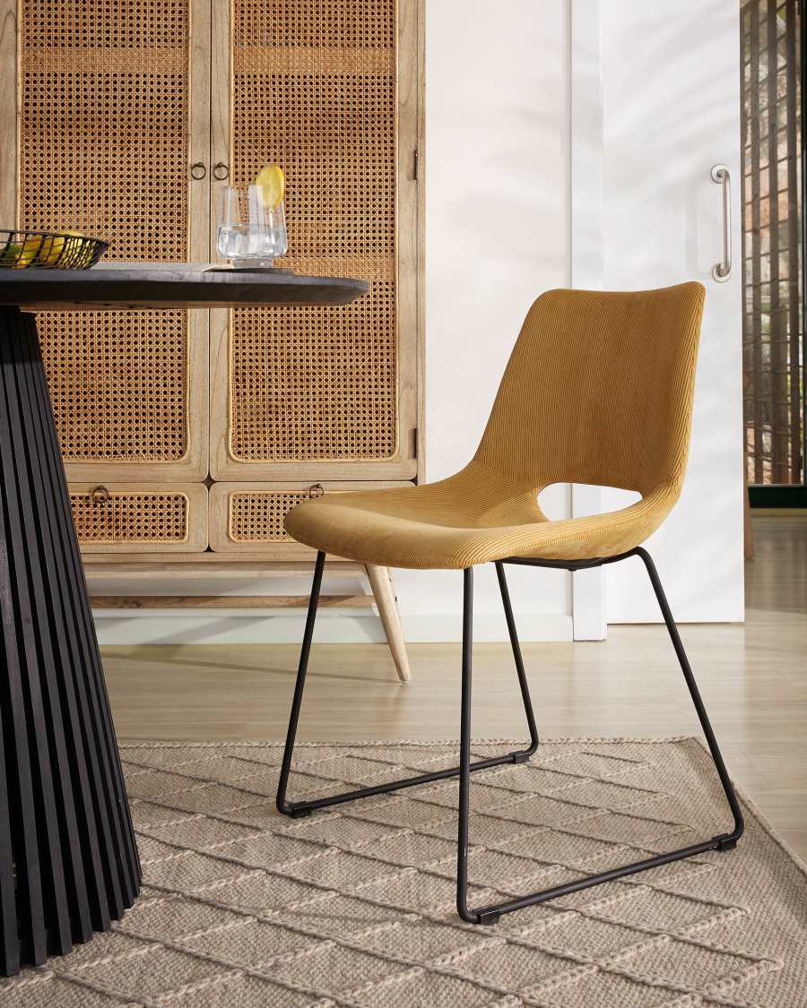 Sedia Zahara in velluto a coste senape e gambe in acciaio finitura nera