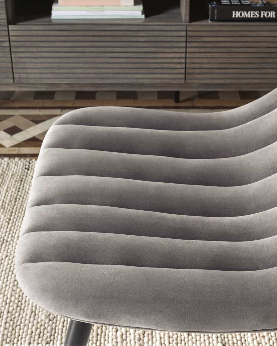 Sedia Marlene in velluto grigio con gambe in metallo con finiture nere