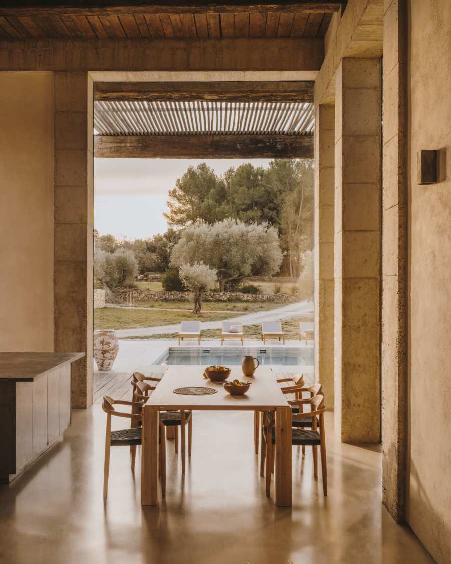 Tavolo Deyanira impiallacciato rovere e gambe in legno massello di rovere 220 x 110 cm