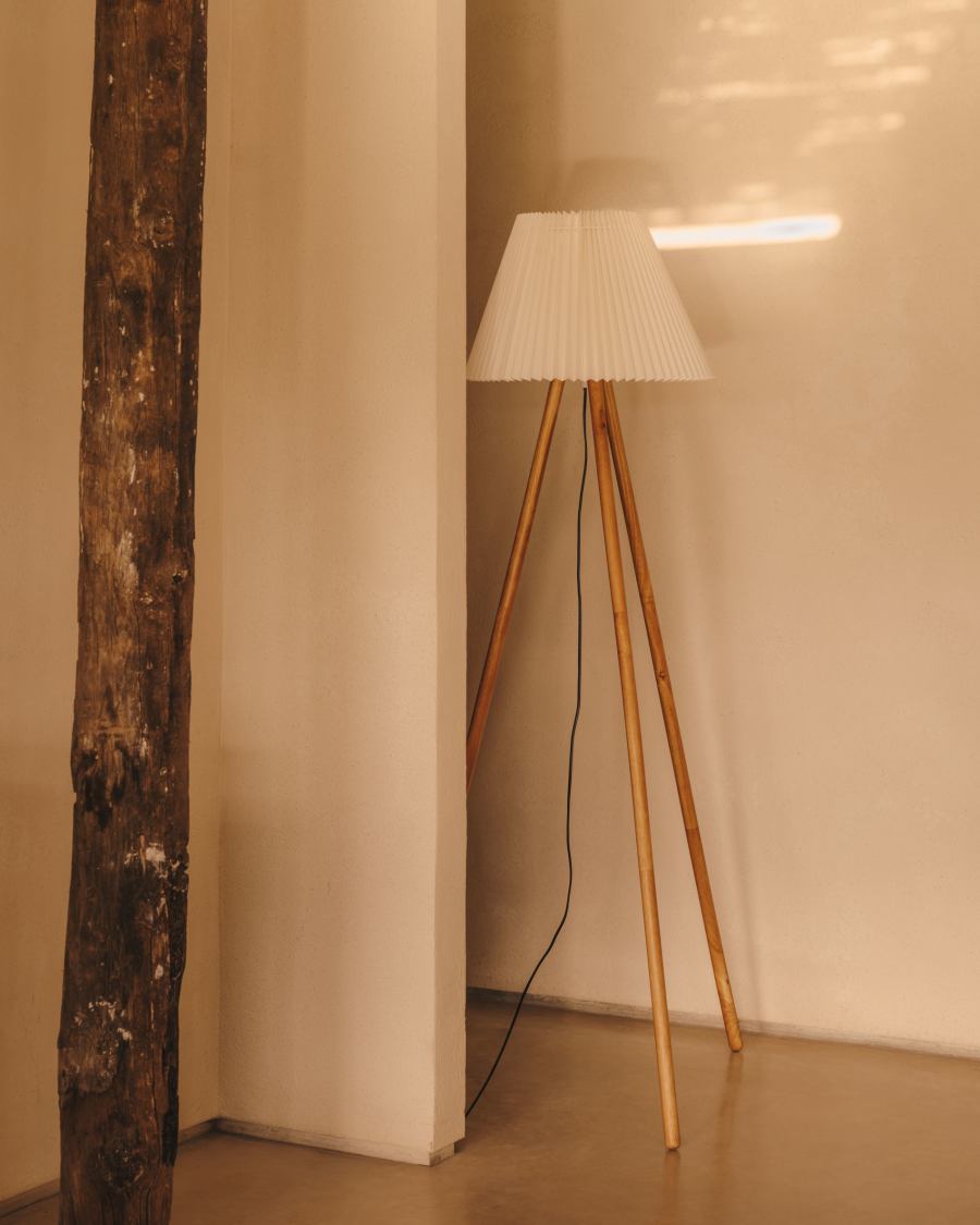 Lampadaire Benicarlo en bois d'hévéa finition naturelle et beige prise UK