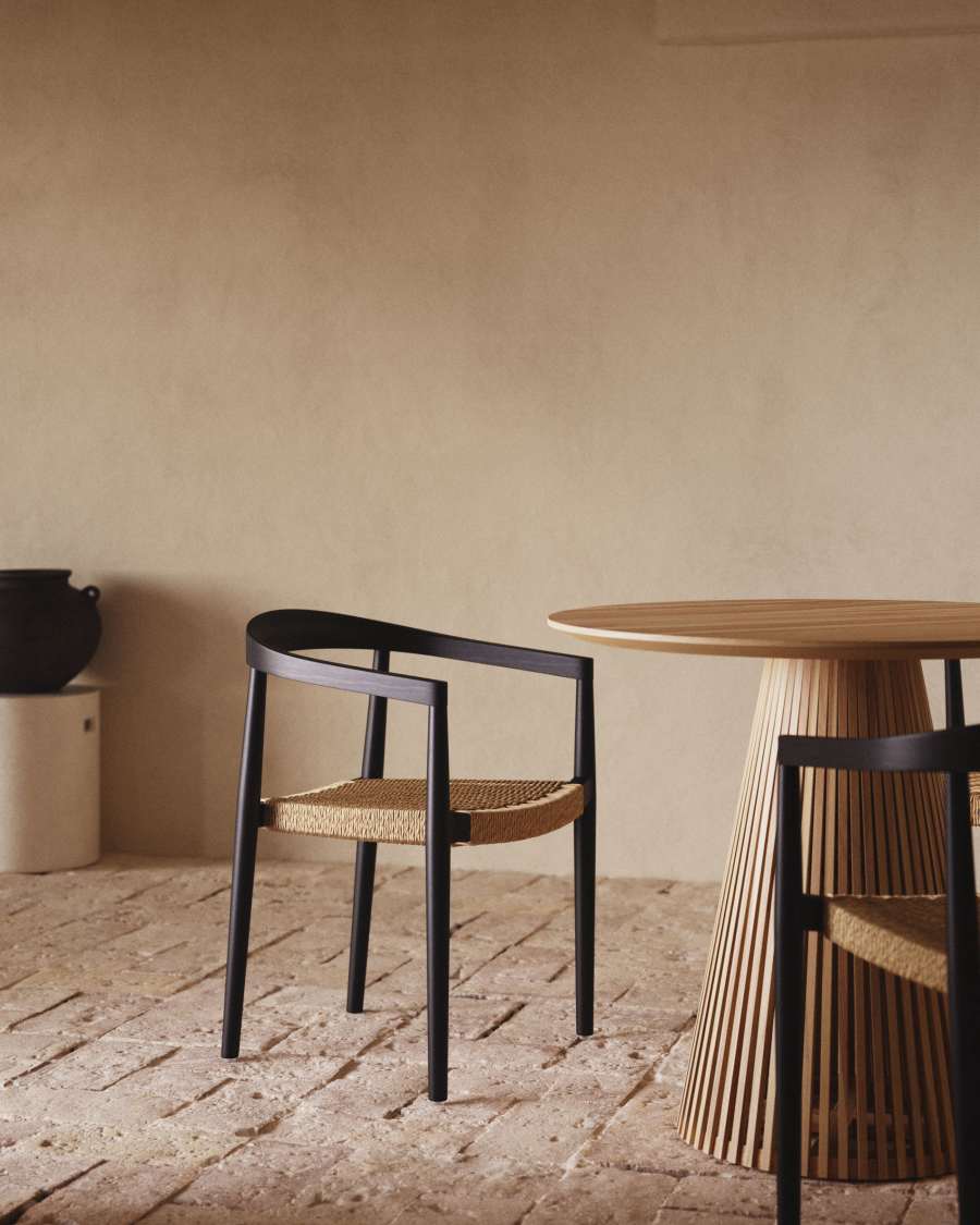 Sedia impilabile Ydalia in legno massello di teak con finitura nero e corda di rattan sintetico