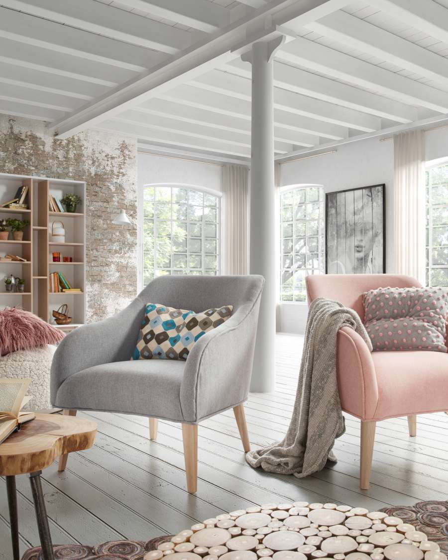 Butaca Bobly gris y patas de madera acabado natural FSC Mix Credit