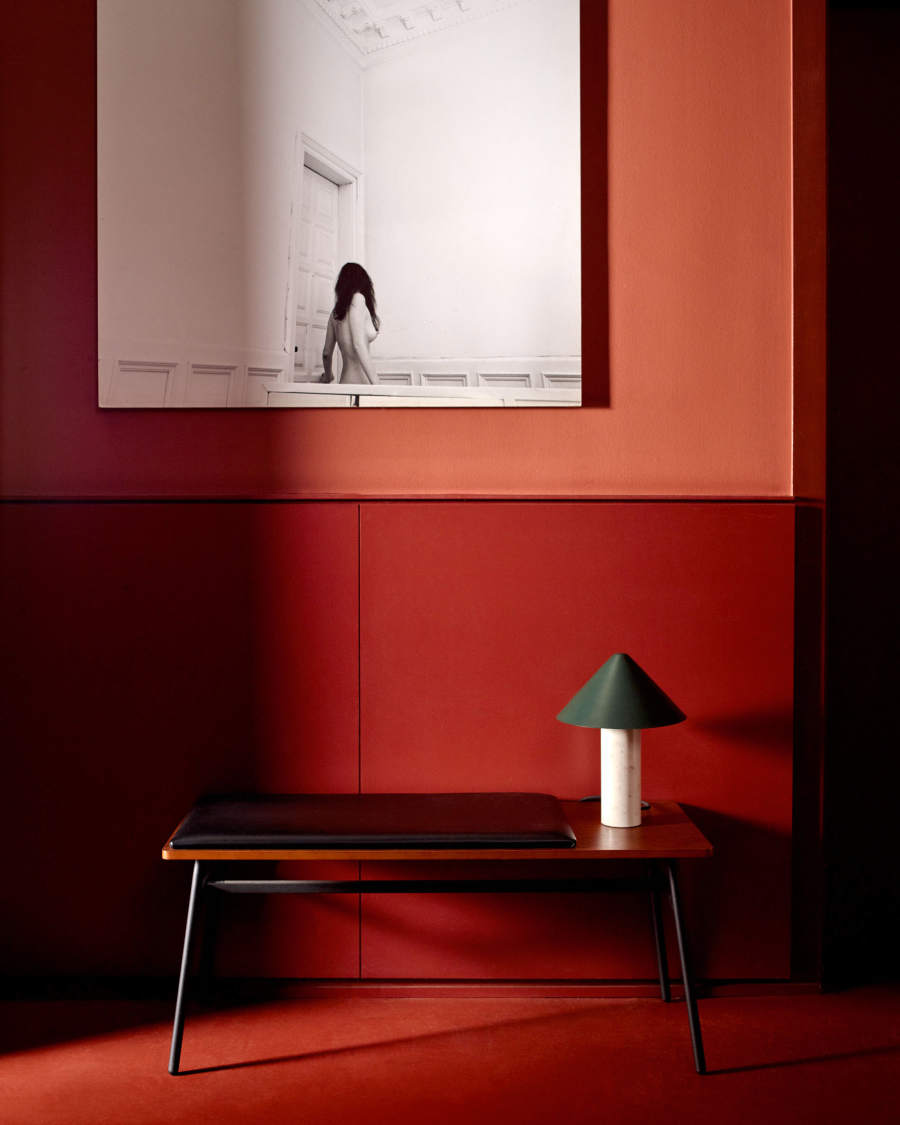 Llum de taula Valentine de marbre blanc i metall amb acabat pintat verd adaptador UK