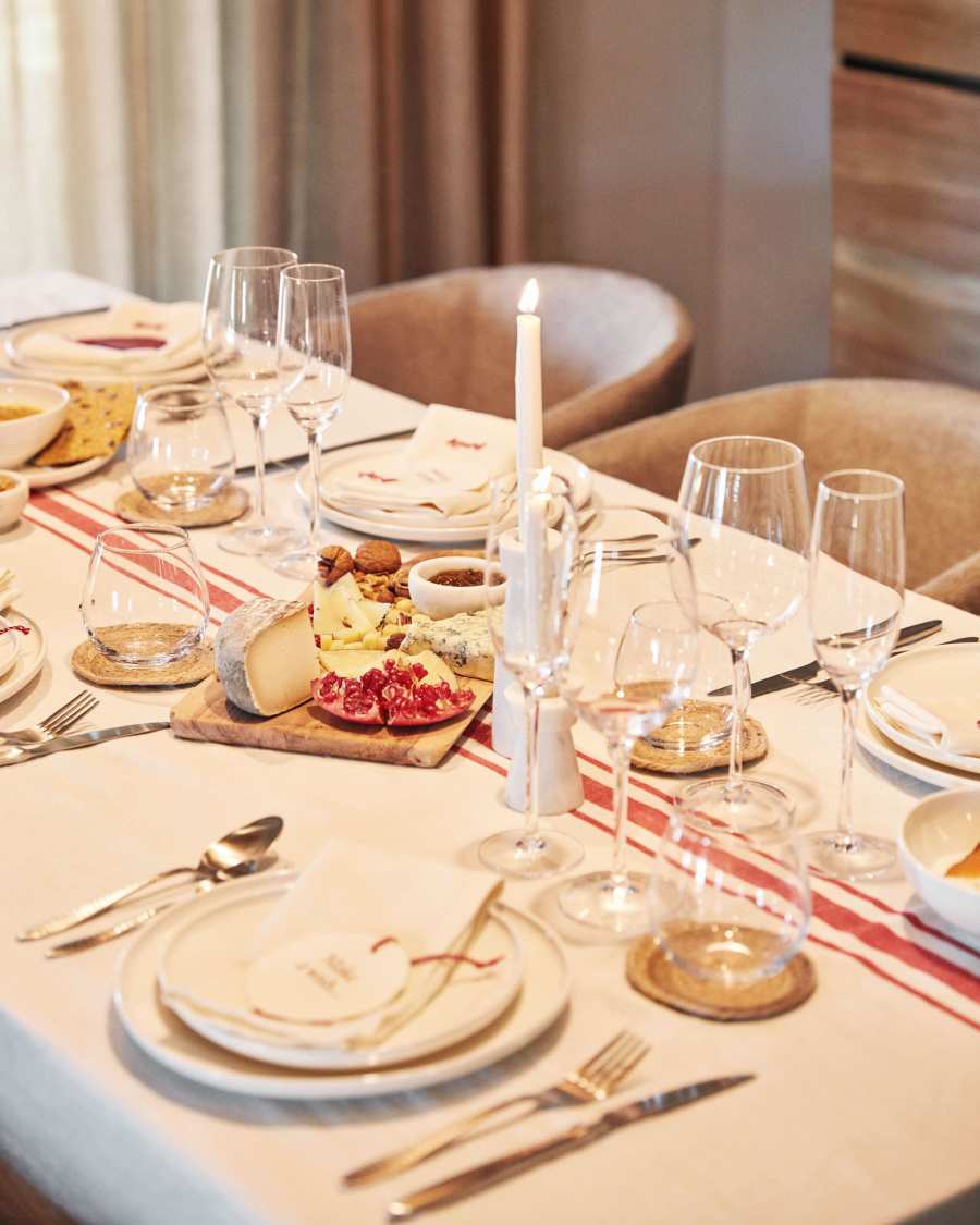 Nona tafelkleed in naturel linnen en katoen met rode strepen, 150 x 250 cm