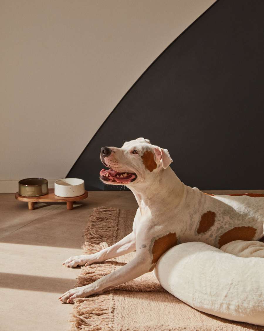 Woopy large round bed for pets with with white fur Ø 90 cm