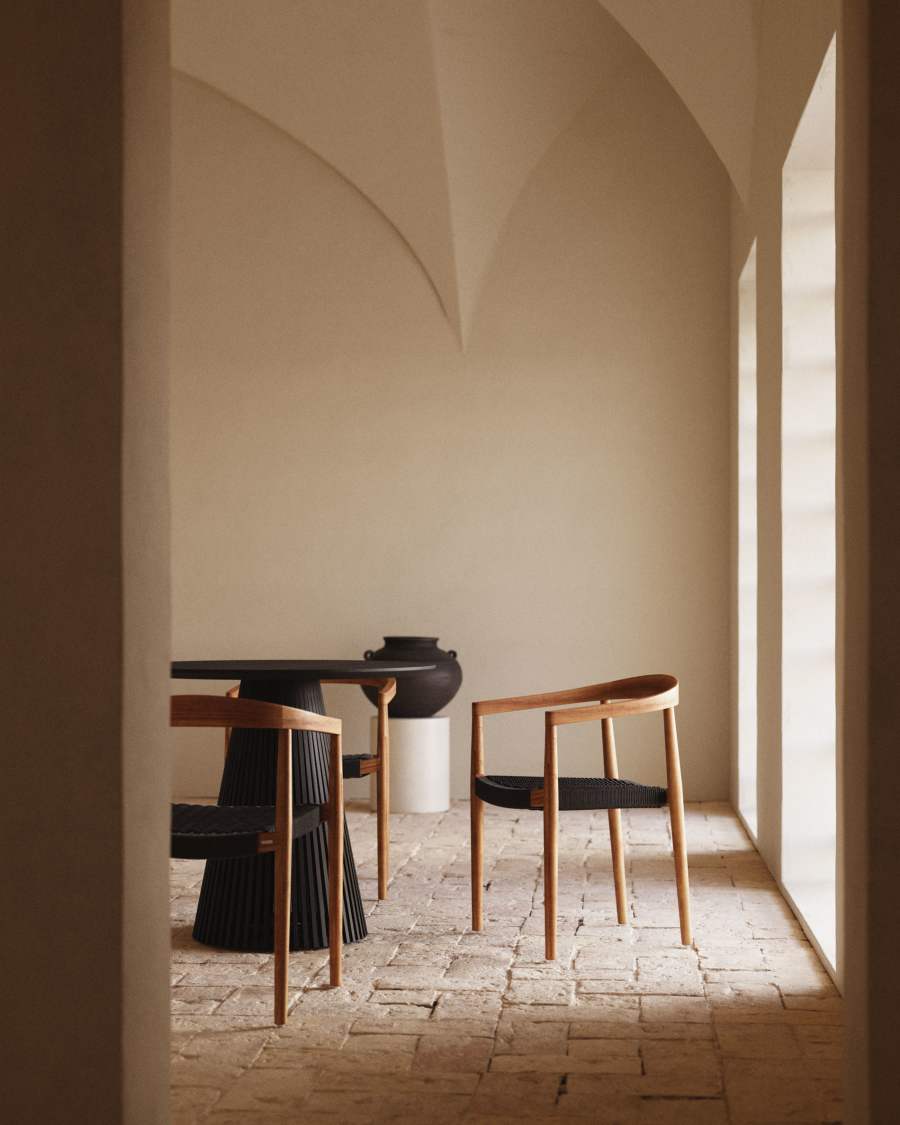 Stapelbarer Outdoor-Stuhl Ydalia aus massivem Teakholz natürliches Finish schwarzes Seil