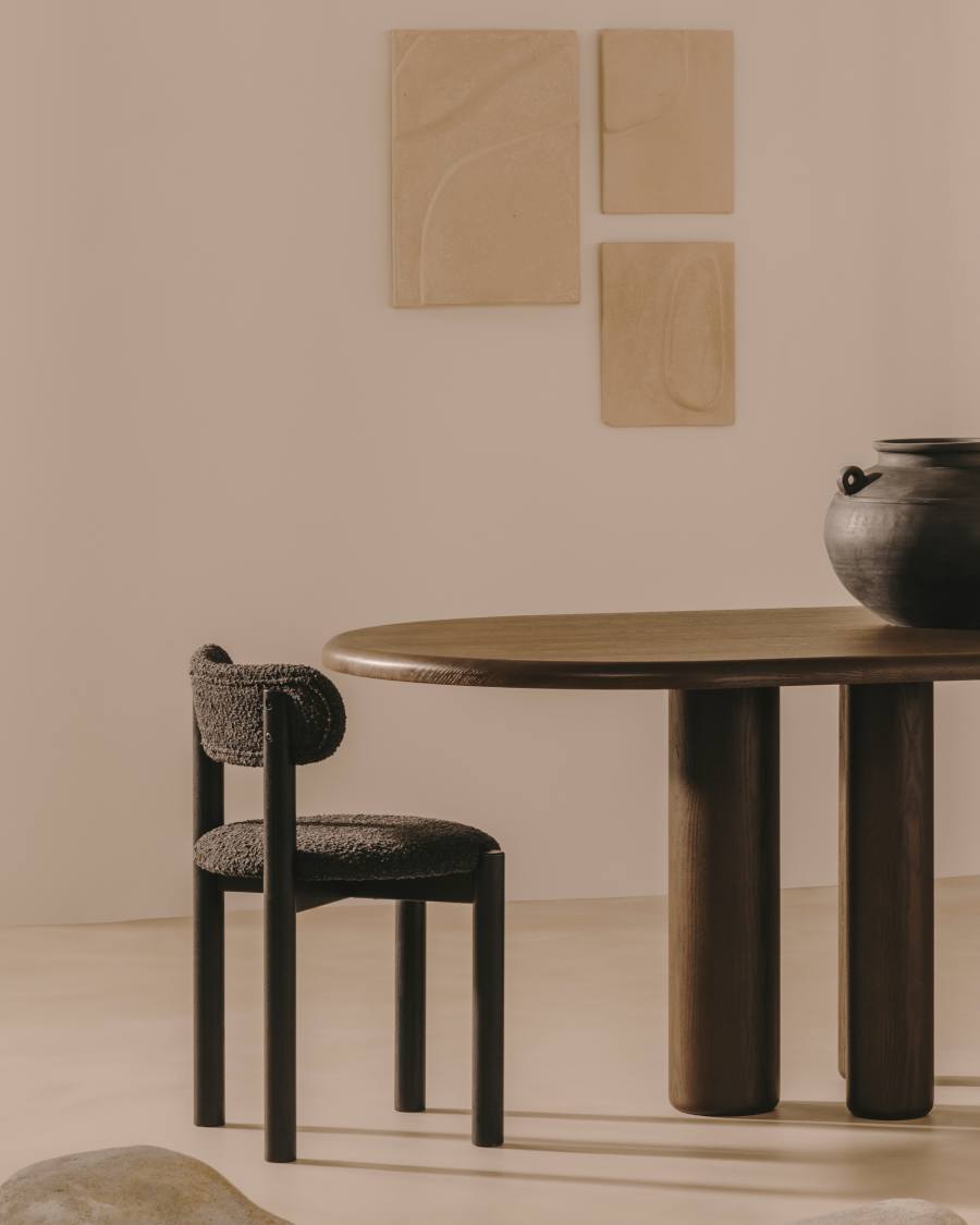 Nebai Stuhl aus schwarzem Bouclé und massivem Eichenholz mit schwarzem Finish