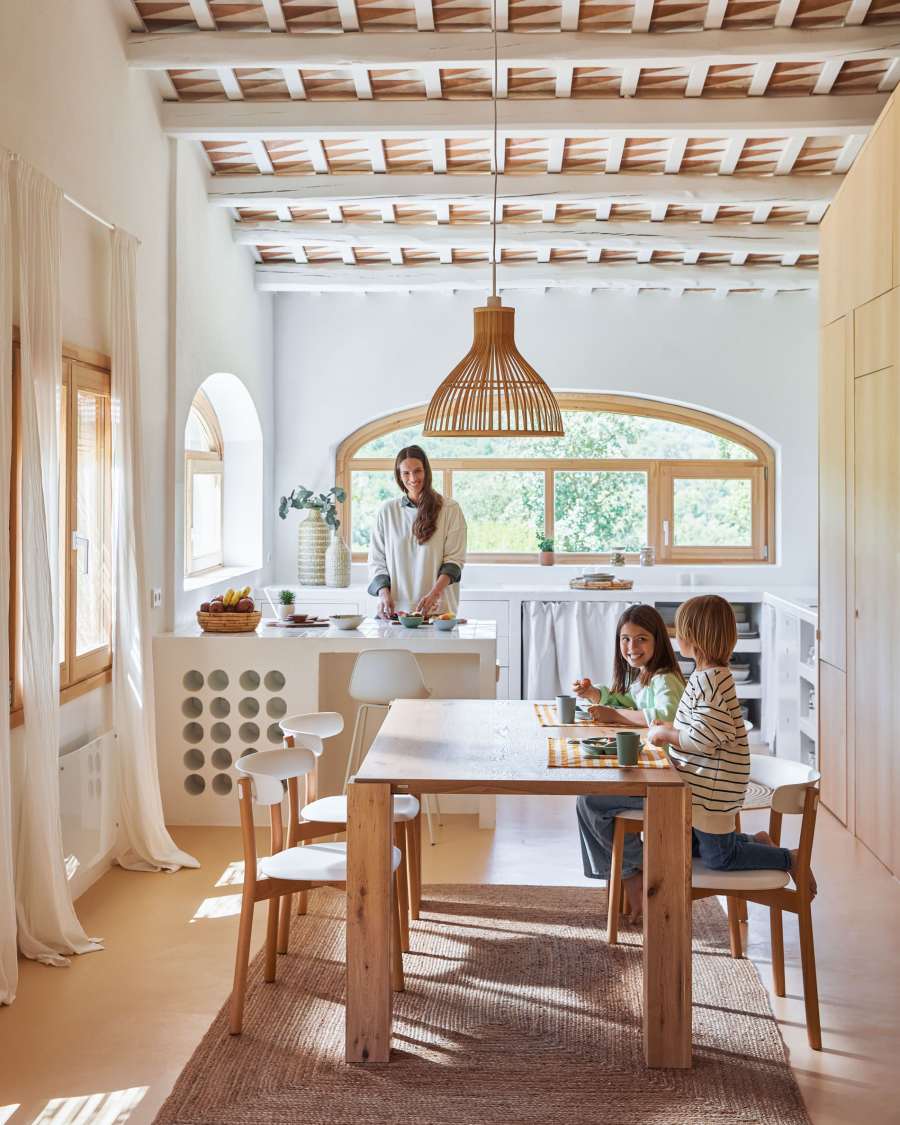 Deyanira table with oak veneer and solid oak legs 200 x 100 cm