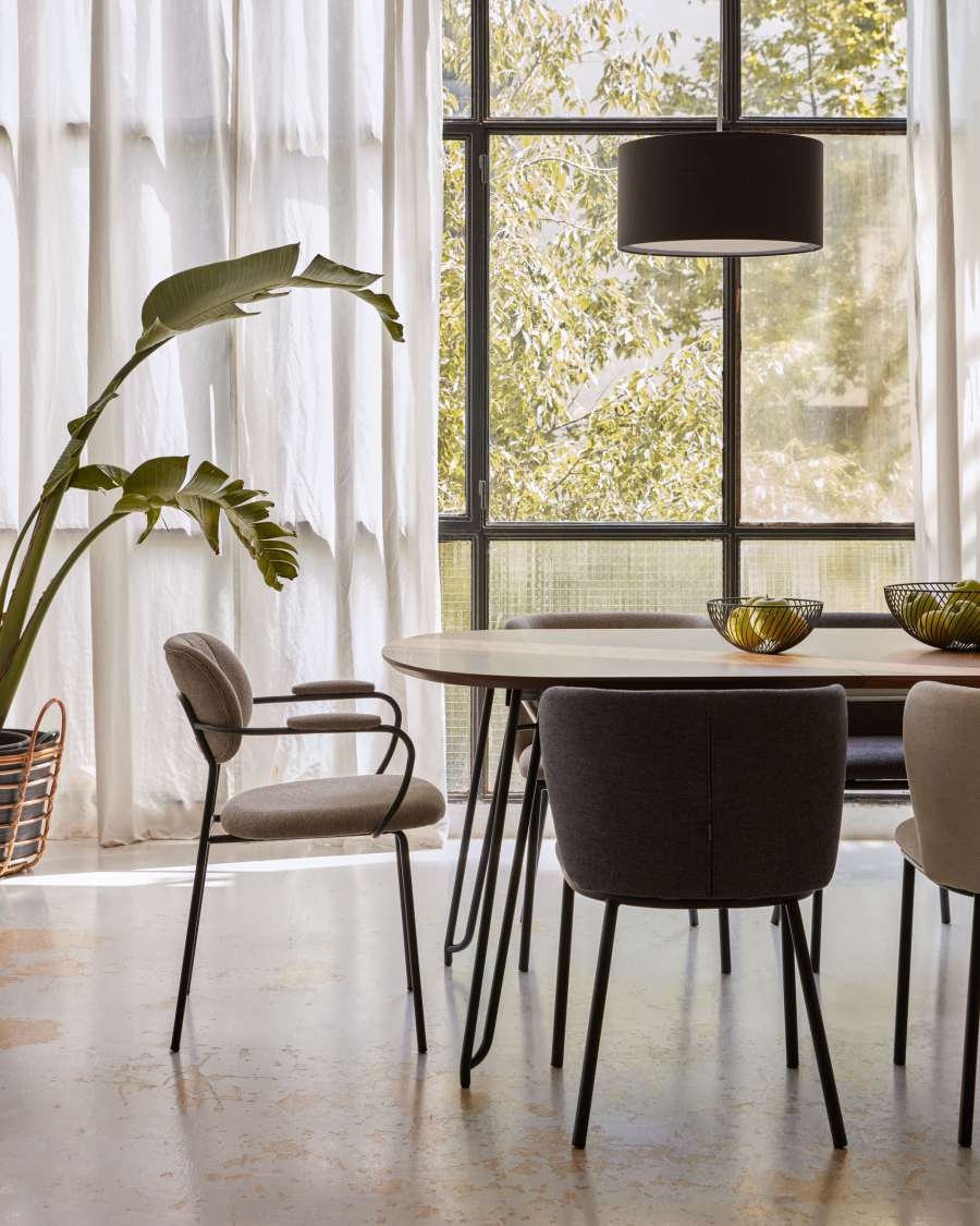 Auxtina stoel beige chenille en staal in zwart