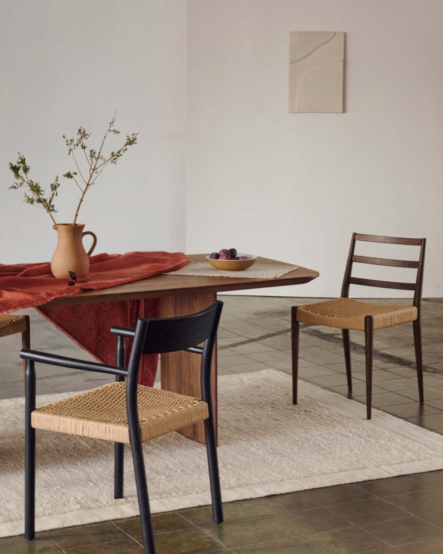 Sedia Analy in legno massiccio di rovere FSC 100% con finitura noce e seduta di corda FSC 100%