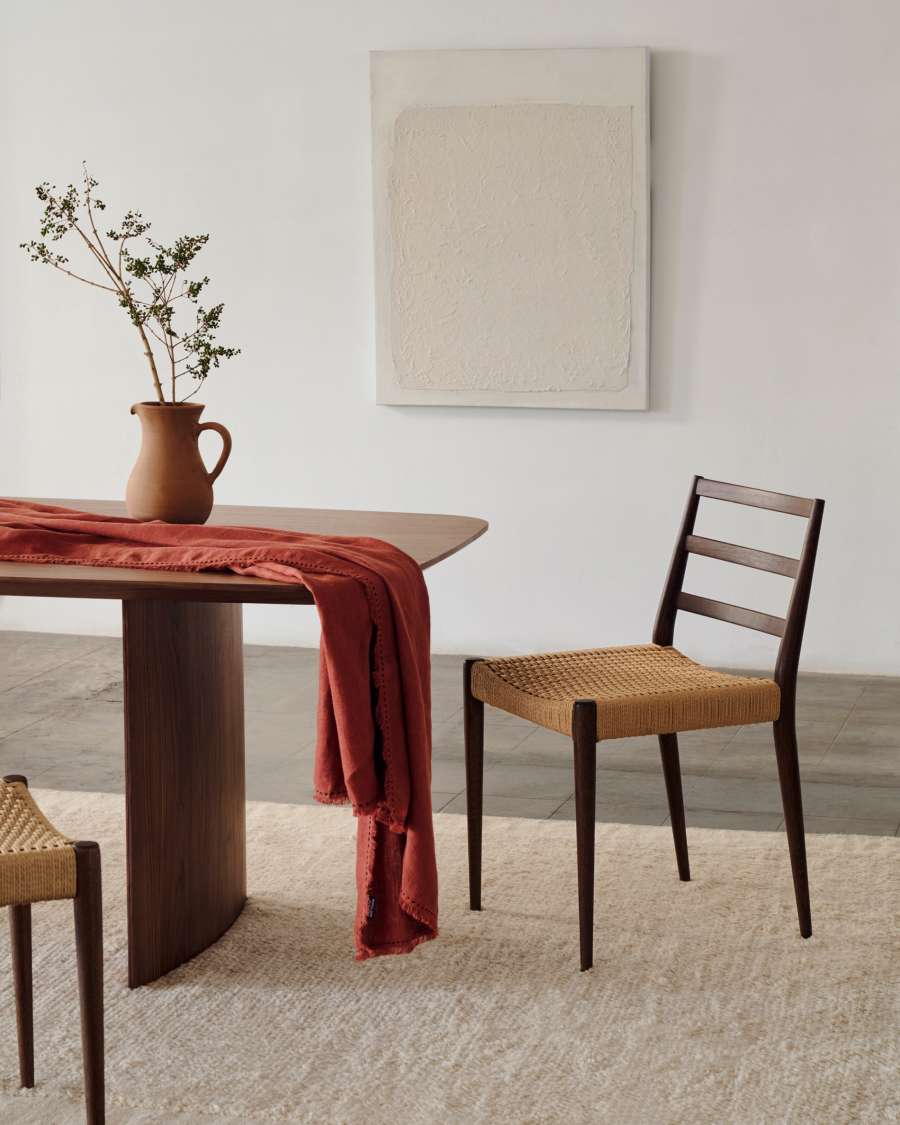 Sedia Analy in legno massiccio di rovere FSC 100% con finitura noce e seduta di corda FSC 100%