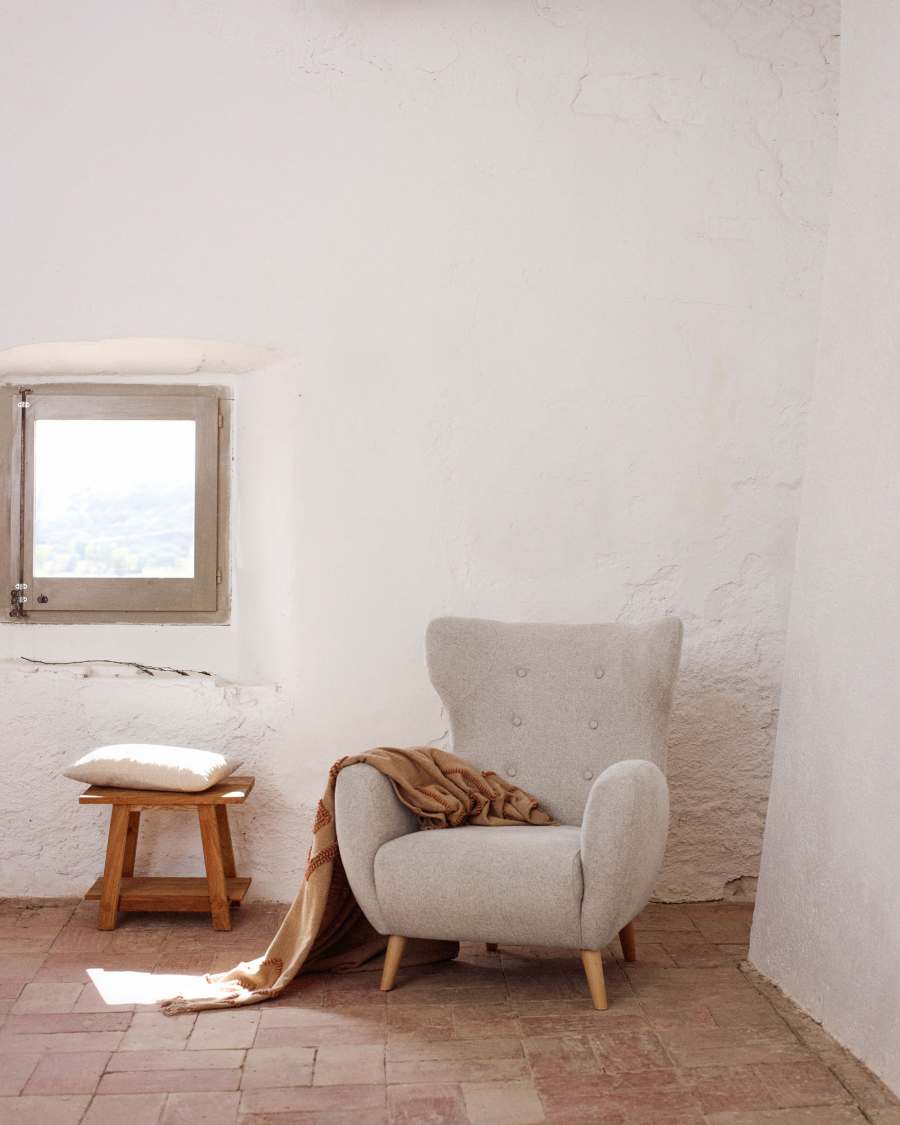 Poltrona Patio beige e gambe in legno massello di faggio FSC Mix Credit