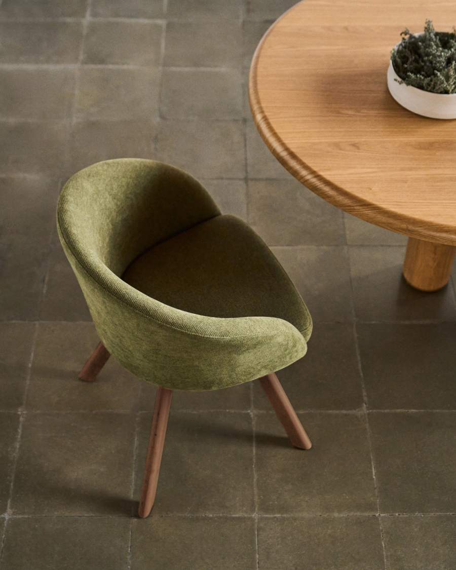 Chaise giratoire Marvin en chenille verte et pieds en bois de chêne finition noyer FSC 100%