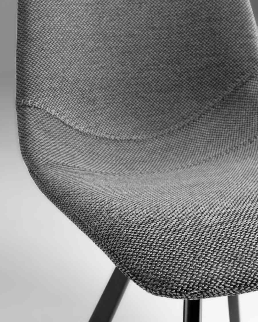 Silla Alve gris claro y patas de acero con acabado negro