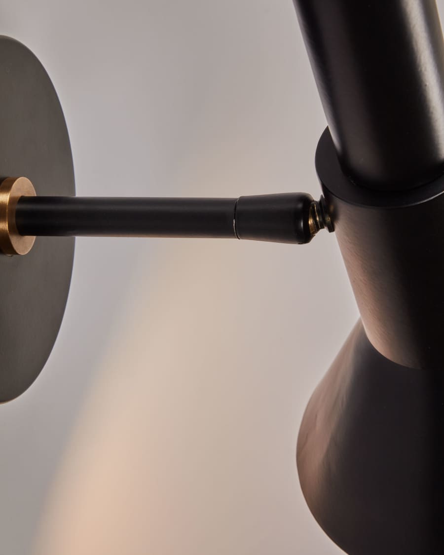 Vyara wandlamp in metaal met zwarte afwerking