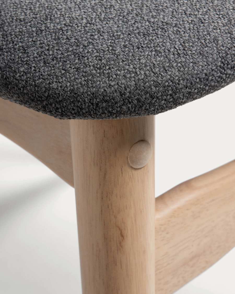 Donkergrijze stoel Nayme van essenfineer en poten van massief rubberhout