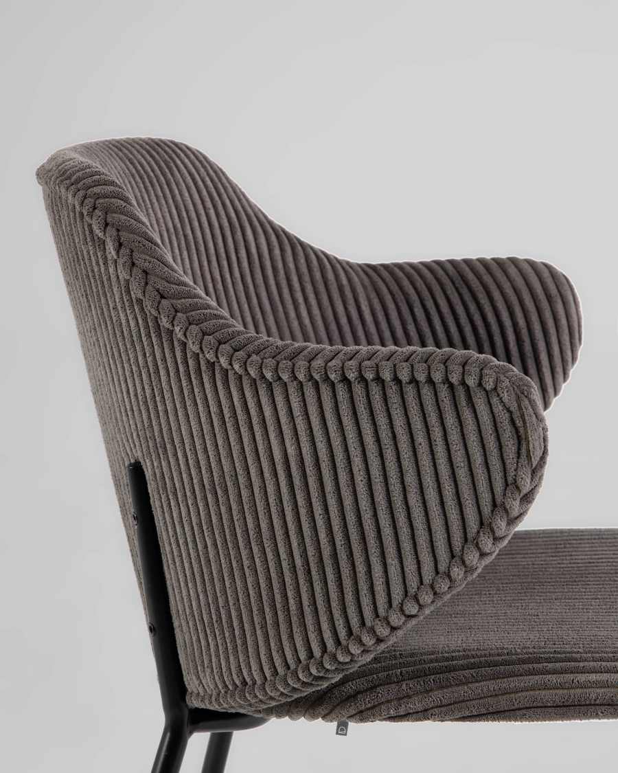 Sedia Suanne in velluto a coste spesso grigio scuro con gambe in acciaio verniciato nero