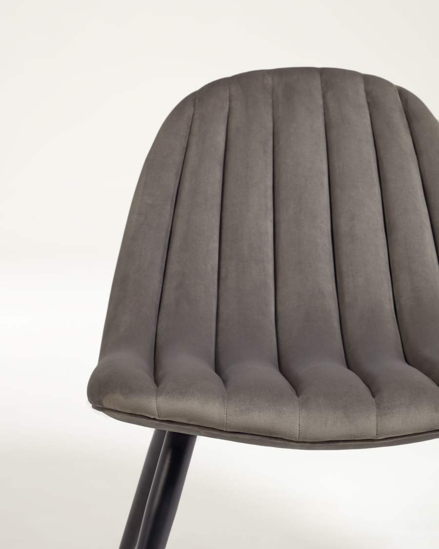 Sedia Marlene in velluto grigio con gambe in metallo con finiture nere
