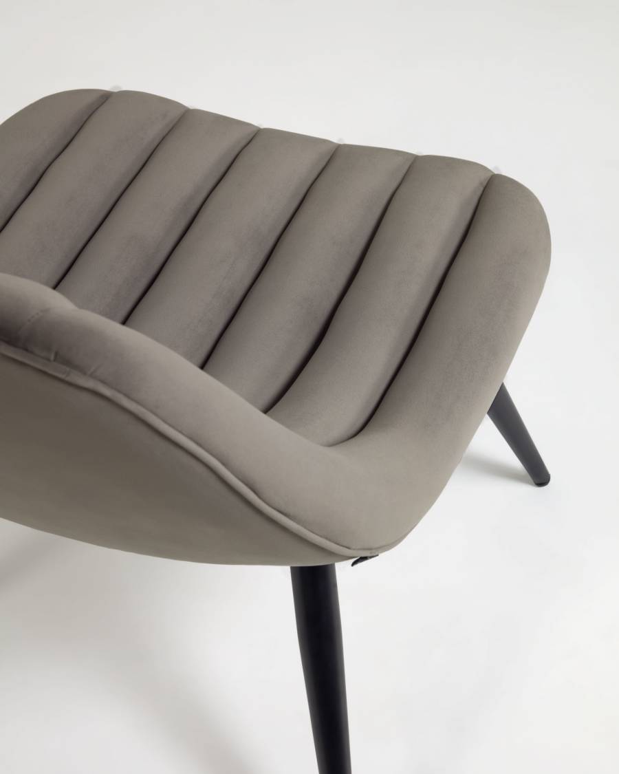 Sedia Marlene in velluto grigio con gambe in metallo con finiture nere