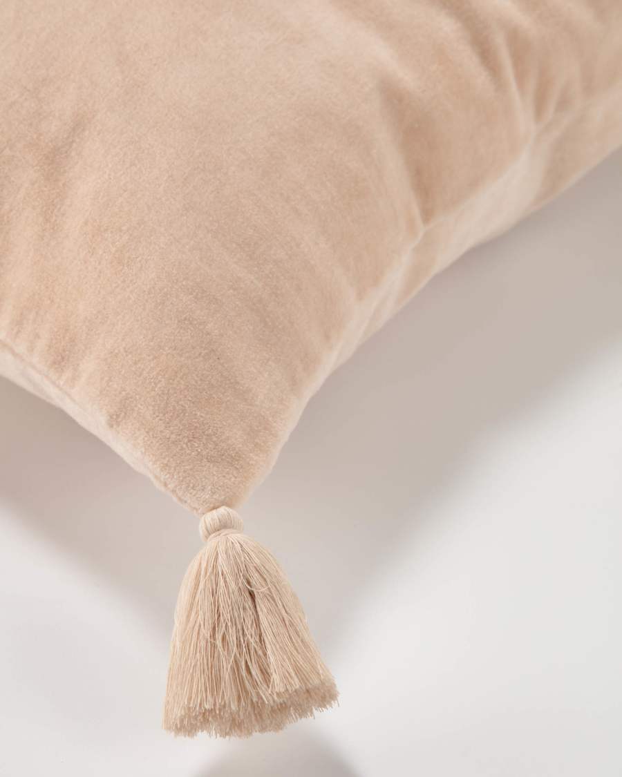 Carmin 100% cotton cushion cover in pink velvet with tassels, 45 x 45 cm