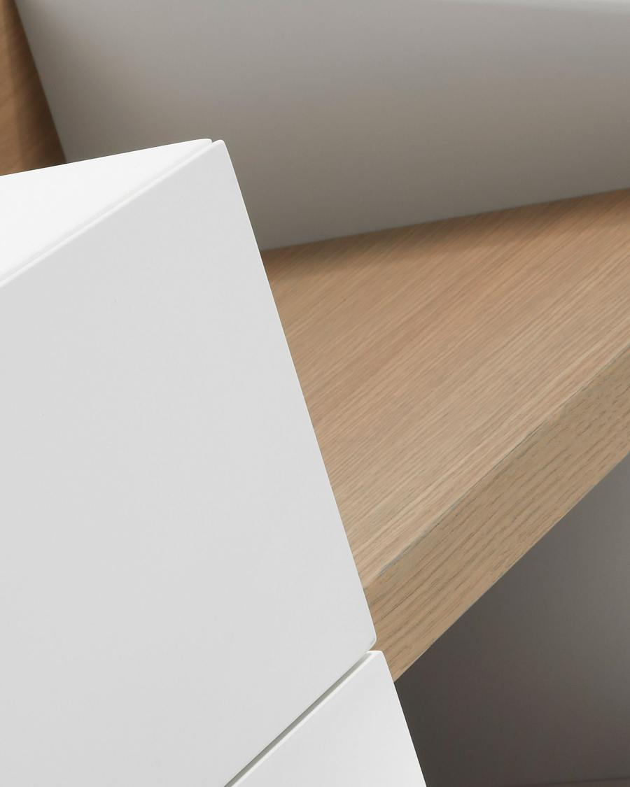 DE TV stand with white lacquer and oak veneer details 170 x 52 cm