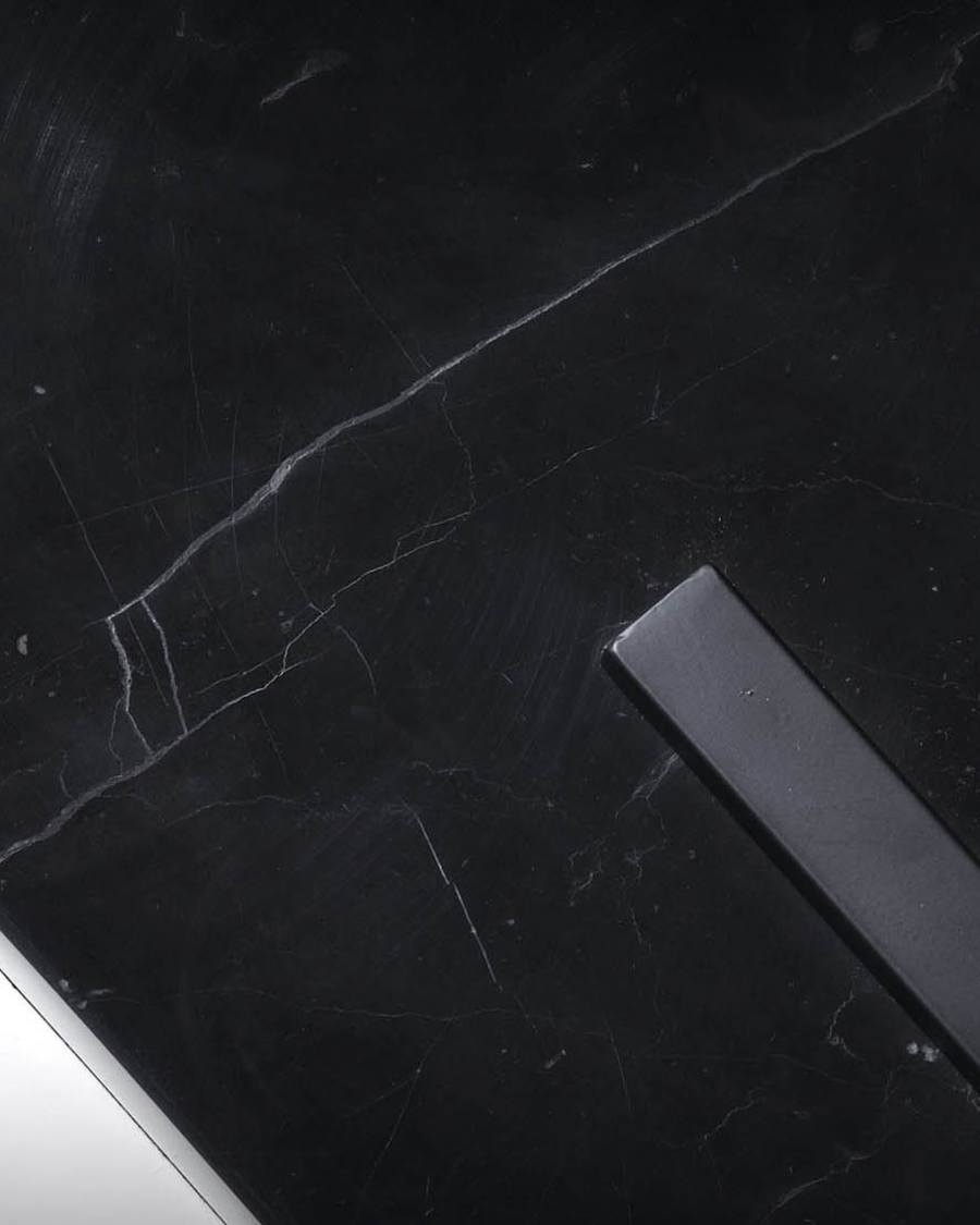 Lampadaire Juhe noir en acier et base en marbre