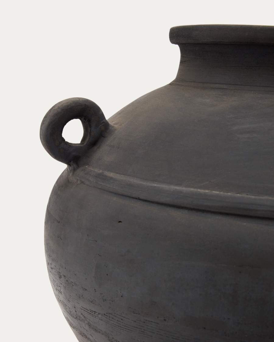 Mesut Vase aus Terrakotta in Schwarz 38,5 cm