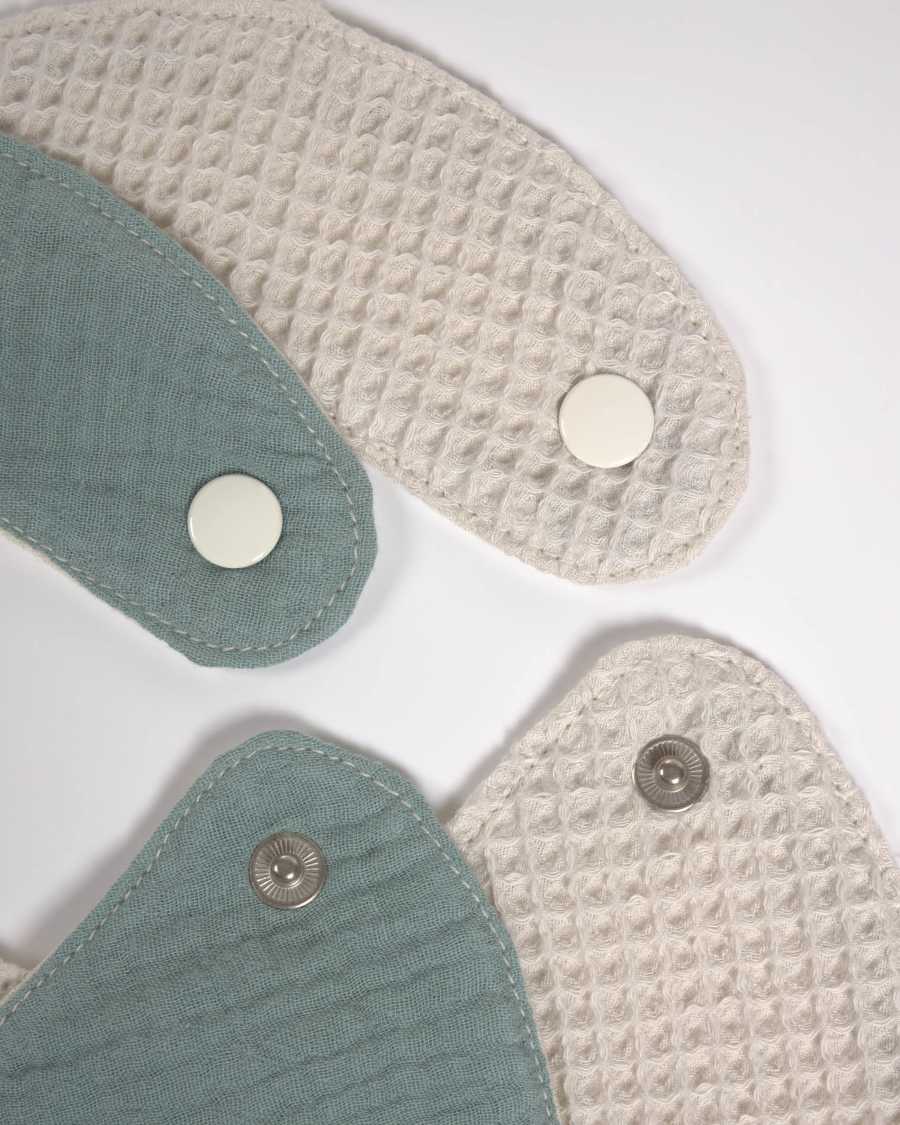 Set of two 100% organic cotton (GOTS) Lupe bibs in beige and turquoise
