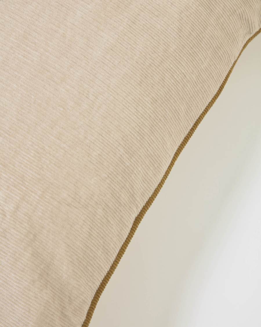 Housse de coussin Kelaia 100% coton velours côtelé beige avec liseré marron 45 x 45 cm