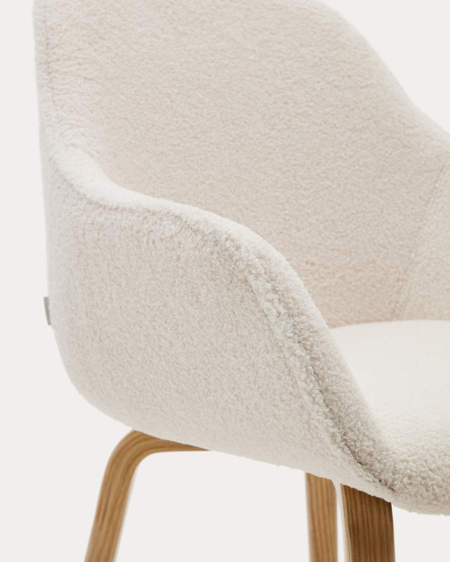 Aleli Stuhl mit Bouclé in Weiß Beine aus massivem Eschenholz mit natürlichem Finish