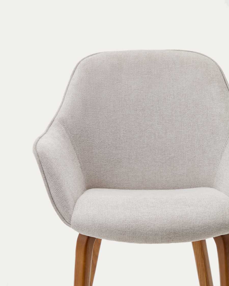 Aleli-stoel in beige chenille stof en massief essenhouten poten met natuurlijke walnoot-afwerking