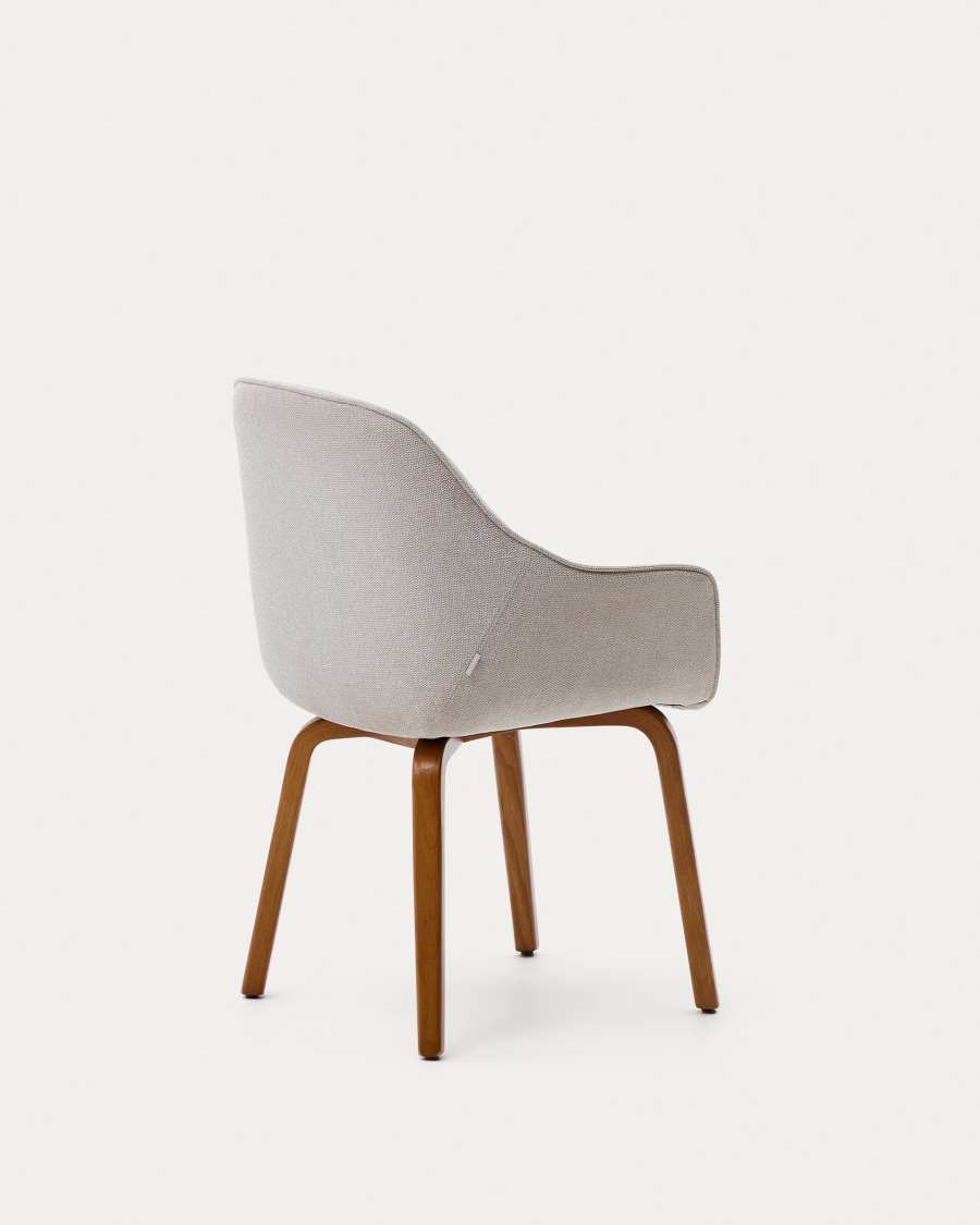 Aleli-stoel in beige chenille stof en massief essenhouten poten met natuurlijke walnoot-afwerking