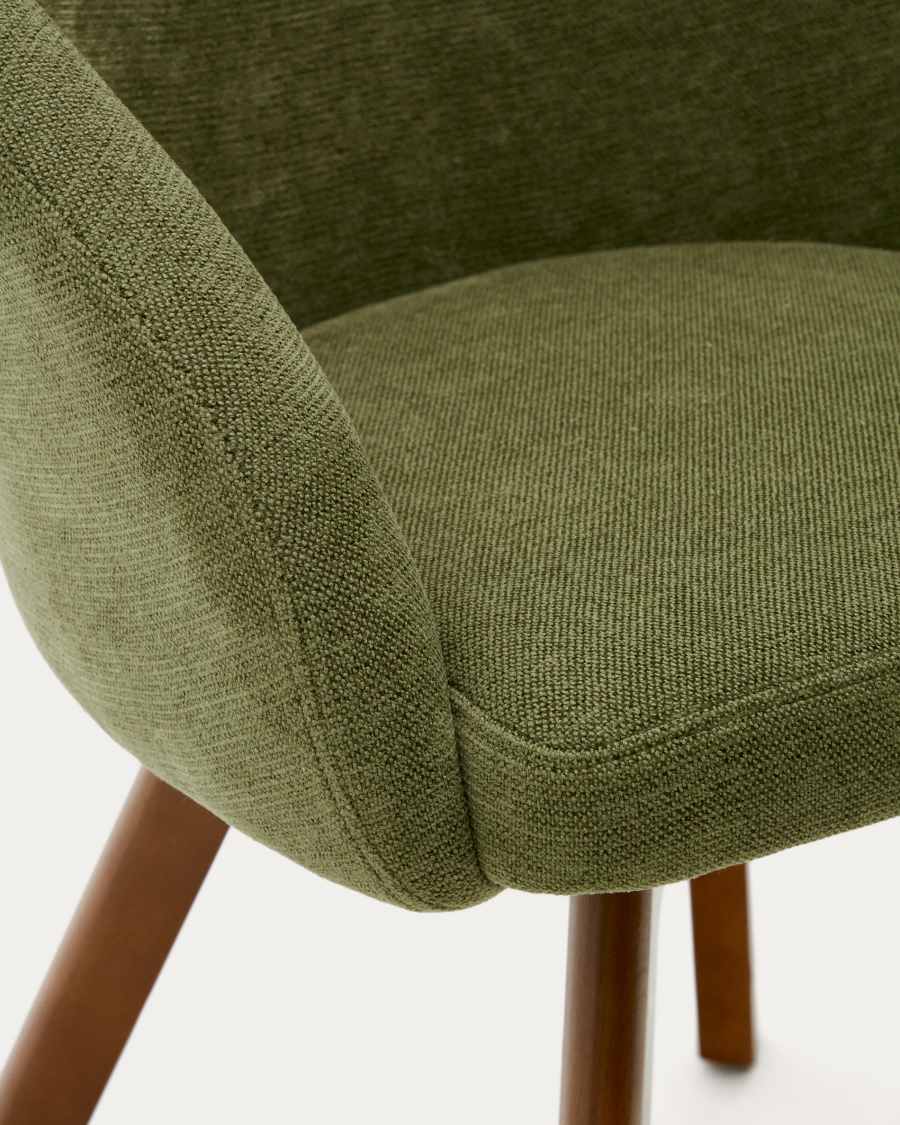 Chaise giratoire Marvin en chenille verte et pieds en bois de chêne finition noyer FSC 100%
