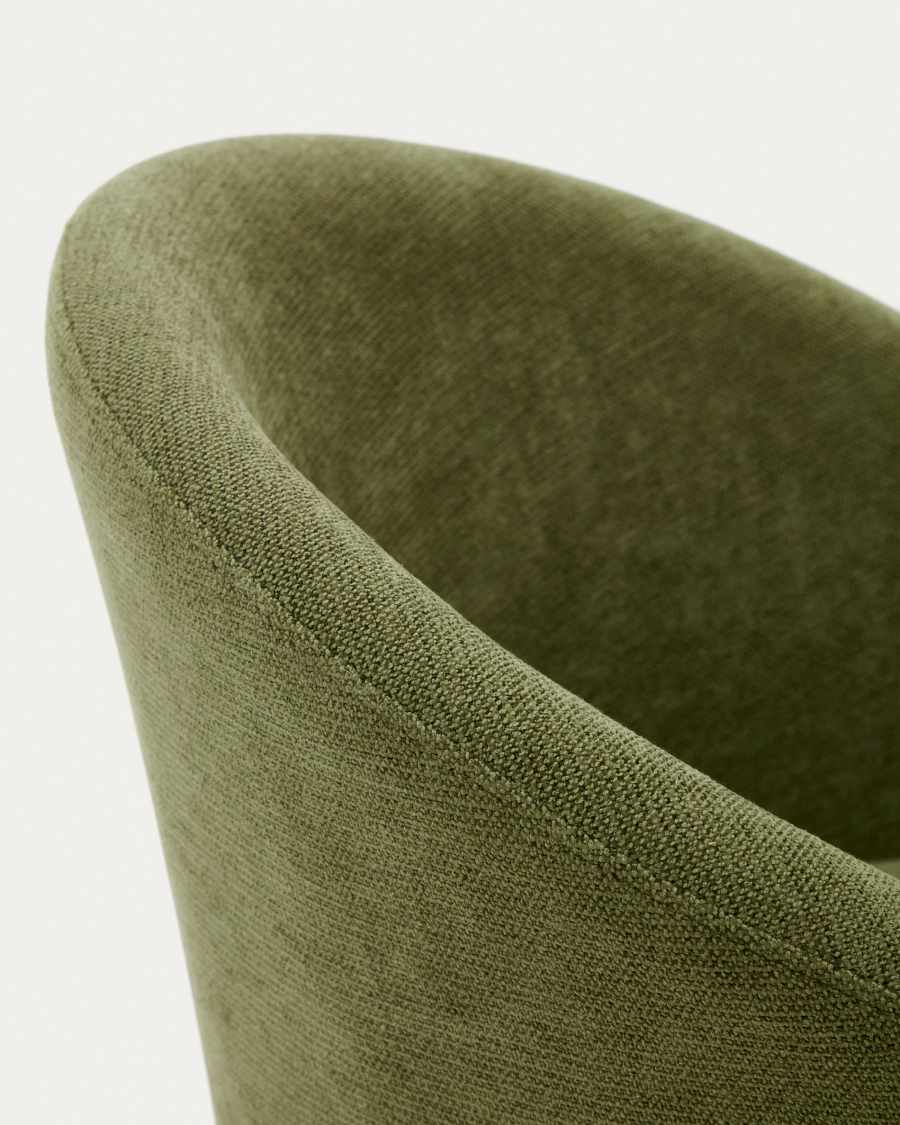 Chaise giratoire Marvin en chenille verte et pieds en bois de chêne finition noyer FSC 100%