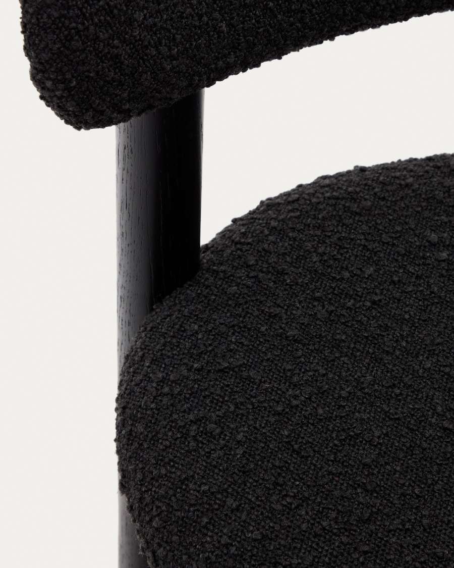 Nebai Stuhl aus schwarzem Bouclé und massivem Eichenholz mit schwarzem Finish