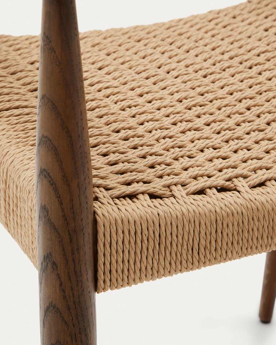 Chaise Analy avec accoudoirs en bois de chêne, finition noyer assise en corde FSC 100 %