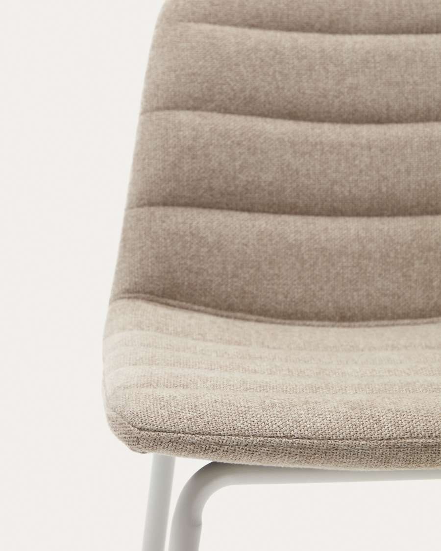 Zunilda Hocker aus beigefarbenem Chenille und Stahl mit mattweißem Finish Höhe 65cm FSC 100%