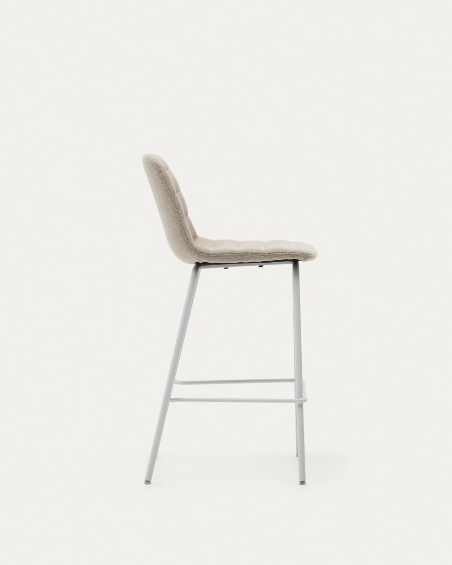 Zunilda Hocker aus beigefarbenem Chenille und Stahl mit mattweißem Finish Höhe 65cm FSC 100%