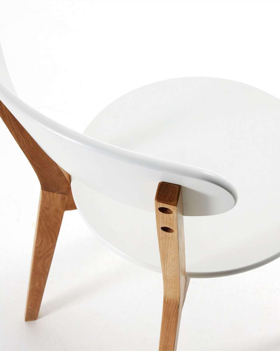 Areia white lacquered melamine and solid oak chair
