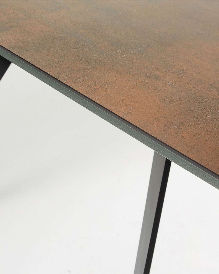Table Koda en grès cérame finition Iron Corten et pieds en acier noir 180 x 100 cm