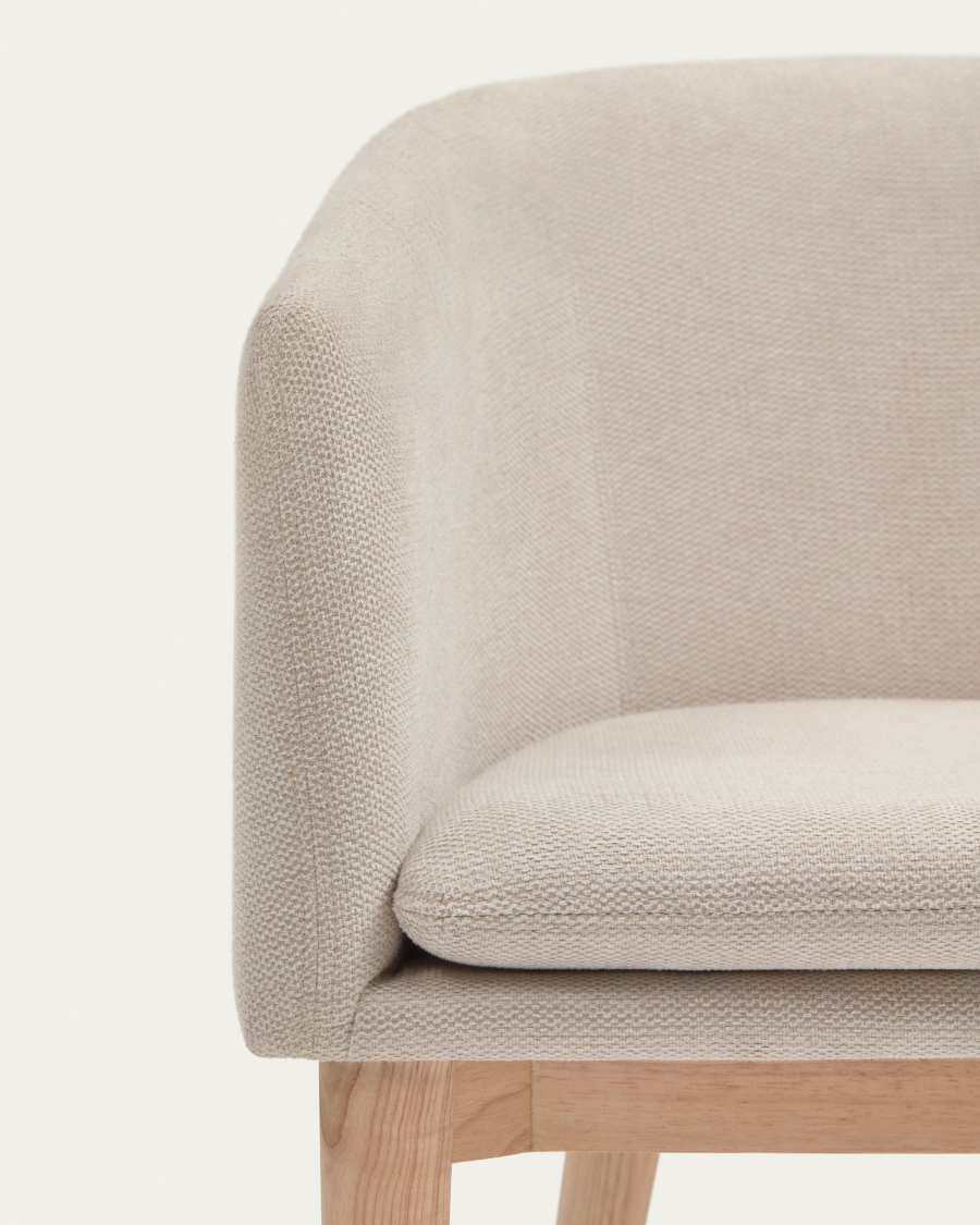 Sedia Harlan in ciniglia beige e gambe in legno massello di frassino