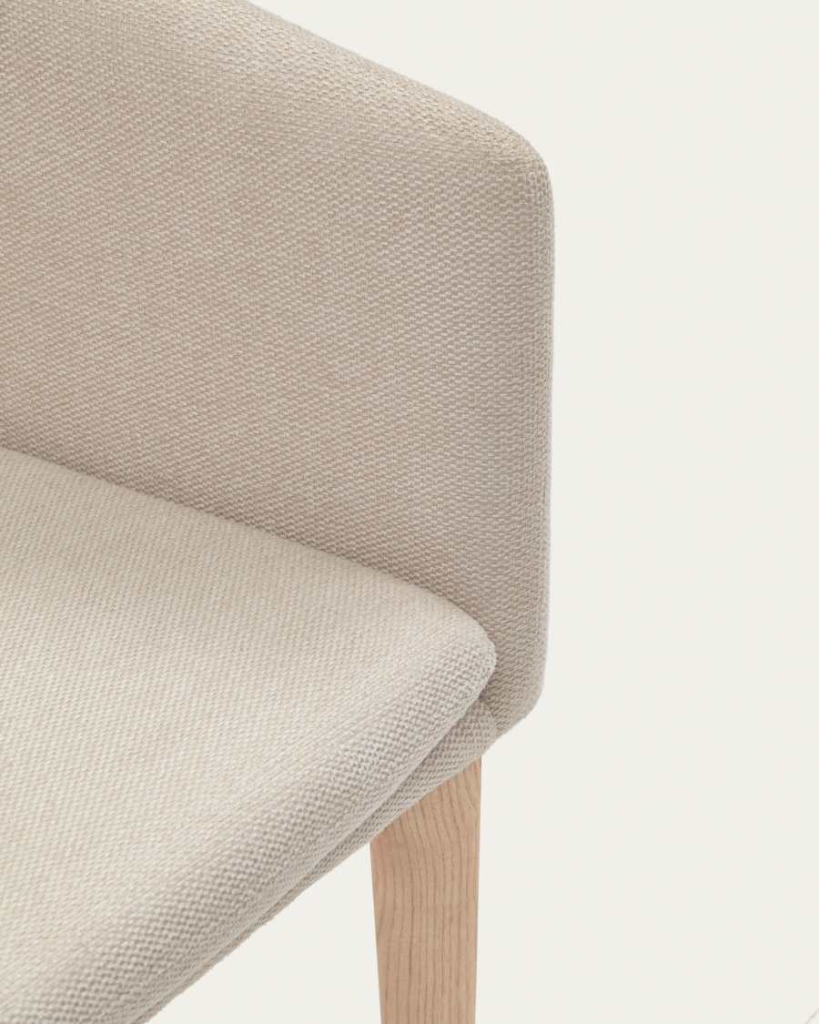 Sedia Harlan in ciniglia beige e gambe in legno massello di frassino