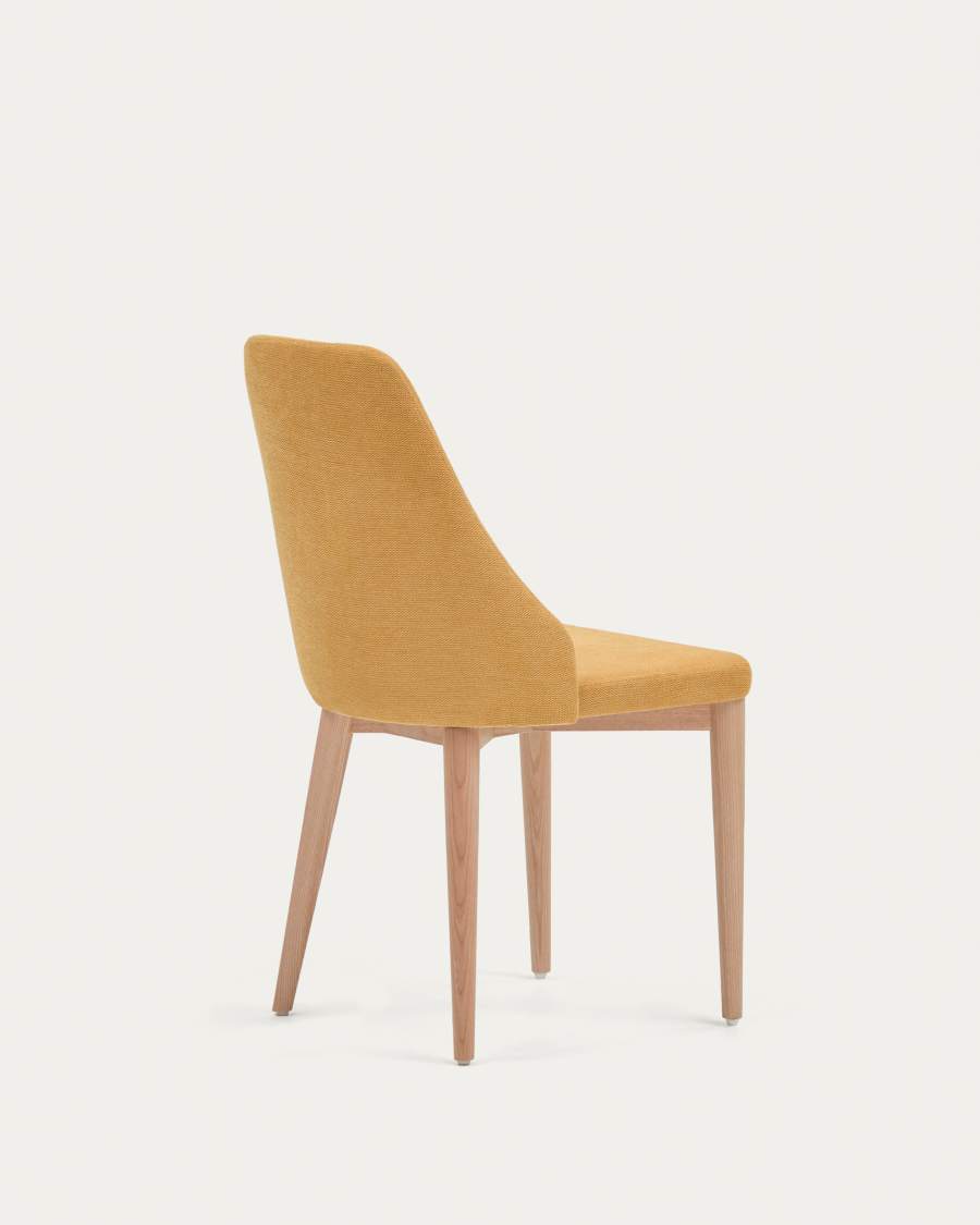 Rosie Stuhl mit senfgelber Chenille und Beinen aus massiver Esche mit natürlichem Finish