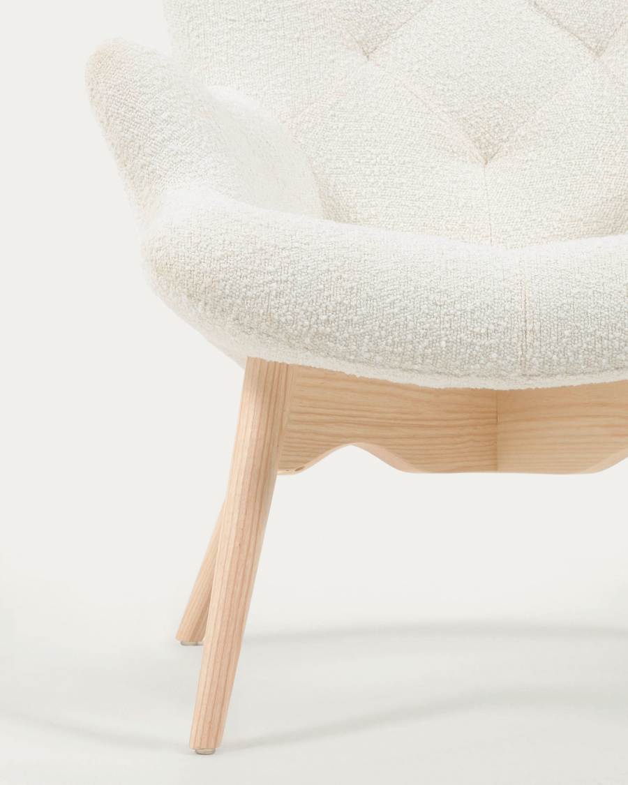 Fauteuil Kody en tissu bouclette et pieds en bois de hêtre